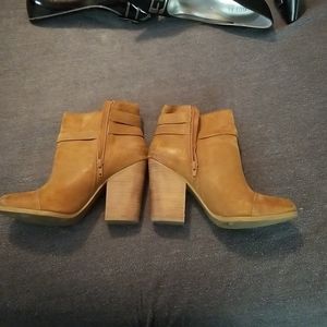 Lucky Brand women's size 9 1/2 tan heeled ankle boot
